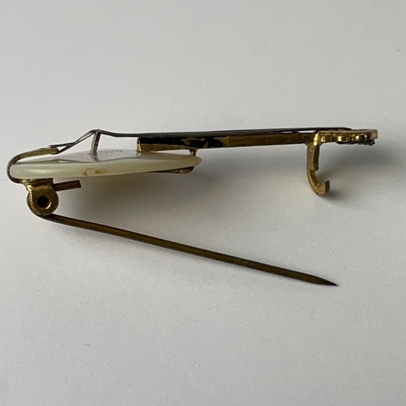 Vintage Mother of Pearl  Mandolin Brooch - Picture 12 of 13